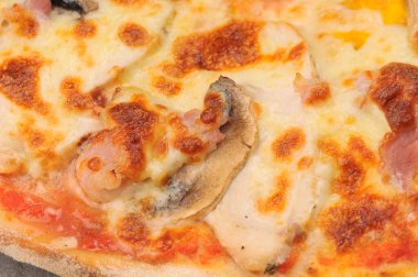 Jambonlu, domatesli ve peynirli pizza manzarası