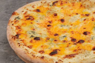 Peynirli ev yapımı pizza, yakın çekim.