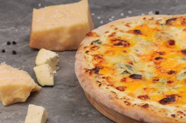 Peynirli ev yapımı pizza, yakın çekim.