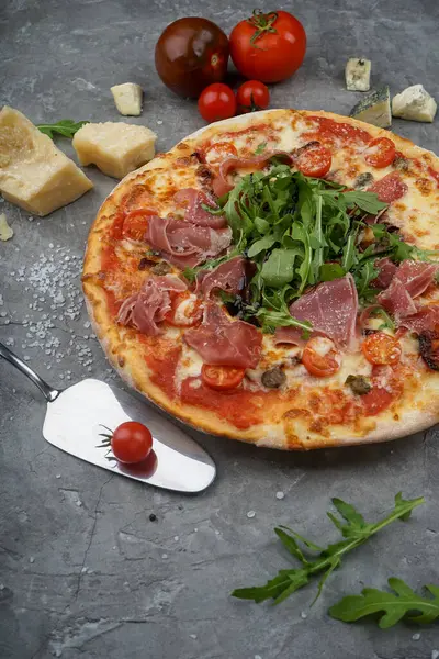 İtalyan pizza jambon ve domates ile