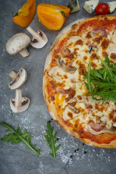 Pizza jambon, mantar ve peynir