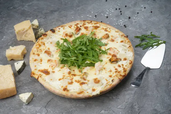 Yeşillik ve çeşit çeşit peynirli lezzetli pizza.