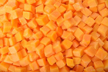 Doğranmış kırmızı havuç arka planda