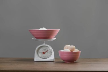 Modern teraziler ve ahşap masa üzerinde yumurtalar.