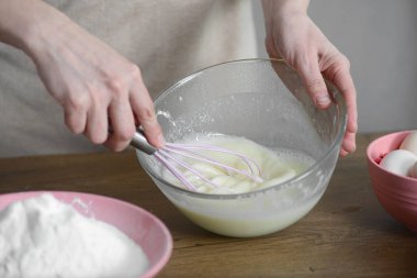 Adım adım. Bir kase çikolatalı kekin içindekileri karıştırıyorum..