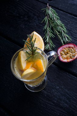 Bir bardak limonlu taze portakal suyu ve kırsal ahşap bir masada nane şekeri. seçici odak