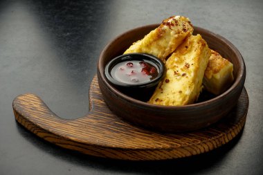 Kızarmış peynir ve kızılcık sosu.