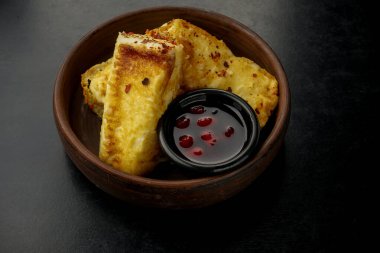 Kızarmış peynir ve kızılcık sosu.