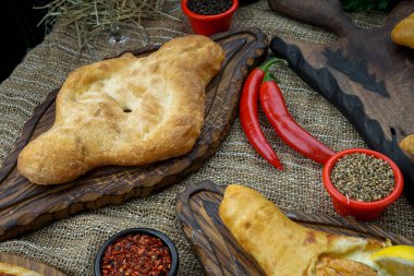 Tahtada ev yapımı khachapuri.