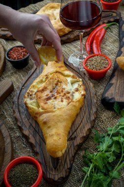 Peynirli, domatesli ve baharatlı pizza.