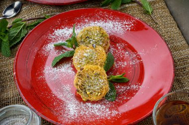 Beyaz tabakta ıspanaklı İtalyan makarnası ve ricotta peyniri..