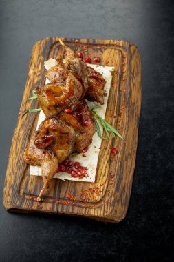 Tahta bir masada baharatlı ve sebzeli tavuk budu. tavuk kanatları