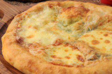 Ev yapımı pizza ve peynir.