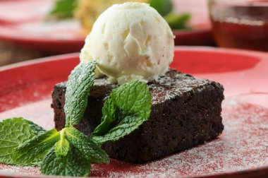 Çilekli ve naneli çikolatalı pasta.