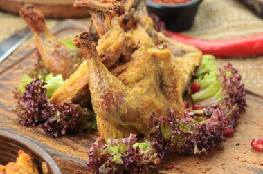 Kızarmış tavuk ve sebze.