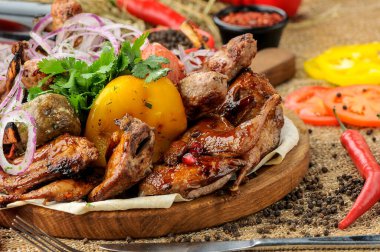 Tabakta ızgara et ve sebze.