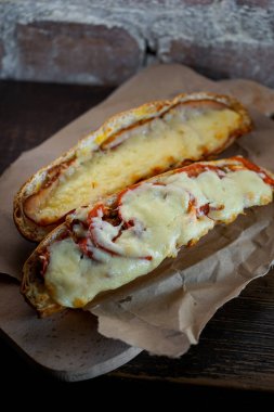 Tahtada peynirli ve jambonlu sandviç, seçici odaklanma.