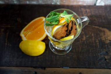 Bir fincan portakal ve nane yapraklı çay.