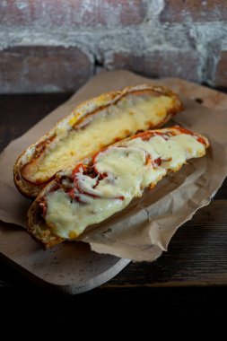 Peynirli, domatesli, mozzarella ve jambonlu İtalyan pizzası. fast food