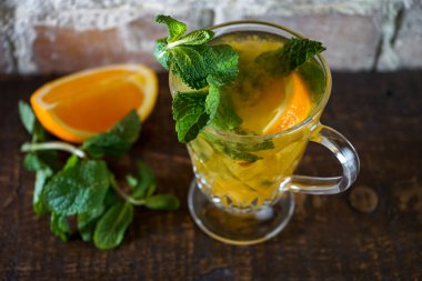 Bir fincan portakal ve nane yapraklı çay.
