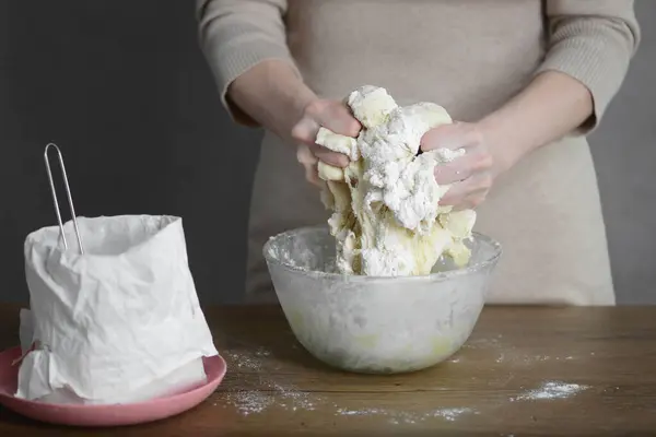 Kadın mutfakta pişirmek için lezzetli hamur hazırlıyor.