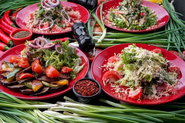 Sebzeli ve otlu sağlıklı salata