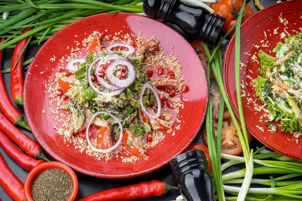 Sağlıklı yemek. Taze sebzeler ve bitkiler. en üstteki görünüm.