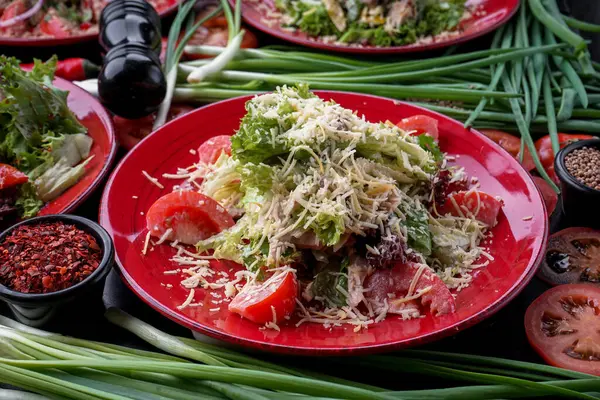 Tahta arka planda taze sebzeli salata.