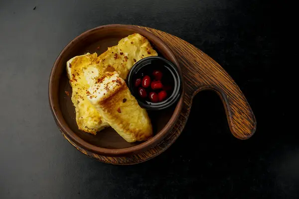 Kızarmış peynir ve kızılcık sosu.