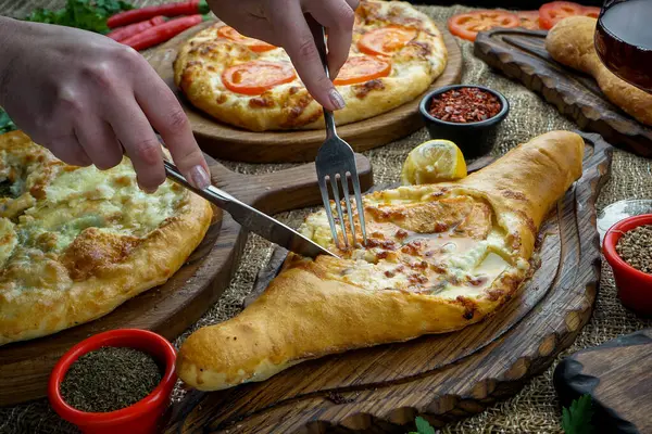 Tahta bir masanın üzerinde pizza ile pizza..