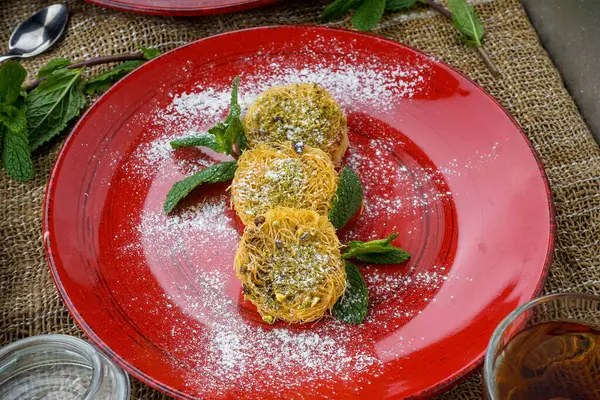 Beyaz tabakta ıspanaklı İtalyan makarnası ve ricotta peyniri..