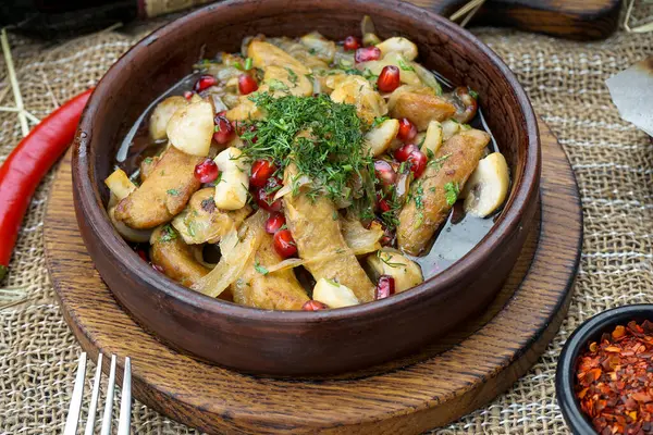 Mantarlı ve otlu tavuk yahnisi.