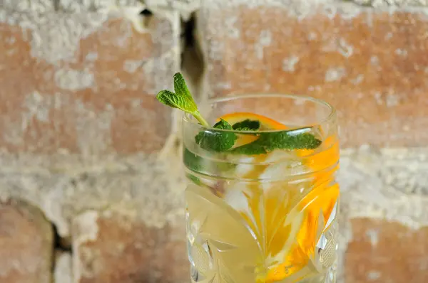 Bir fincan portakal ve nane yapraklı çay.