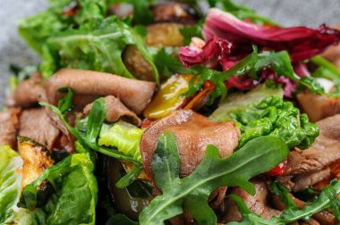 Taze sebzeli lezzetli bir salata.