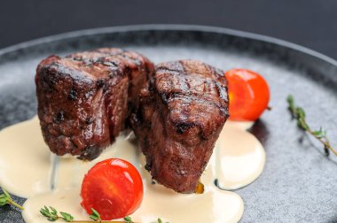 Biberiyeli biftek, sarımsak ve sos.