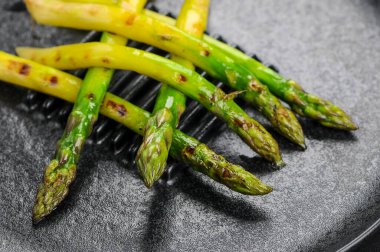 Taze kuşkonmaz siyah plaka üzerinde