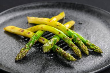 Taze kuşkonmaz siyah plaka üzerinde