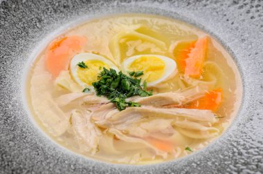 Taze çorba ve baharatlarla kaplayın.