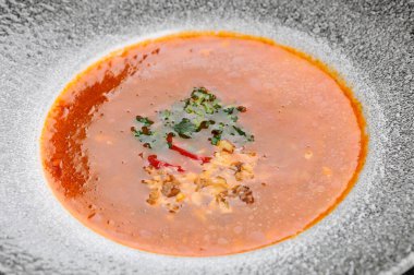 Taze çorba ve baharatlarla kaplayın.