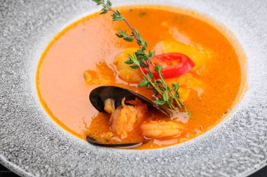 Taze çorba ve baharatlarla kaplayın.