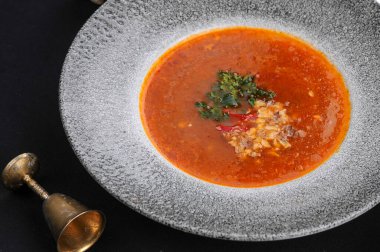 Taze çorba ve baharatlarla kaplayın.