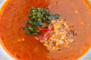 Taze çorba ve baharatlarla kaplayın.