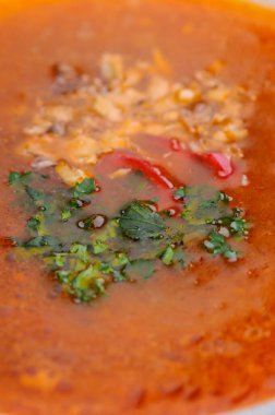 Taze çorba ve baharatlarla kaplayın.