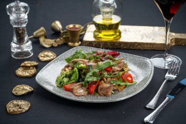 Tablo, closeup lezzetli salata ile plaka