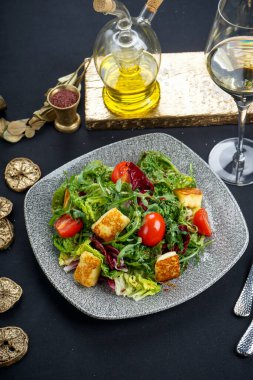 Tablo, closeup lezzetli salata ile plaka