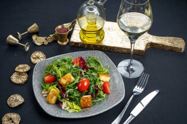 Sebzeli ve yeşillikli taze salata, gri arka plan.