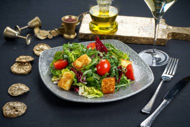 Tablo, closeup lezzetli salata ile plaka