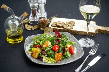 Tablo, closeup lezzetli salata ile plaka