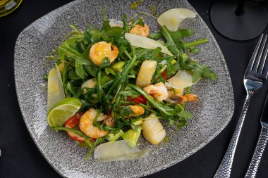 Tablo, closeup lezzetli salata ile plaka