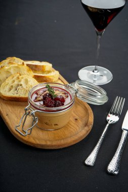 Reçelli lezzetli börek ve kızarmış ekmek.